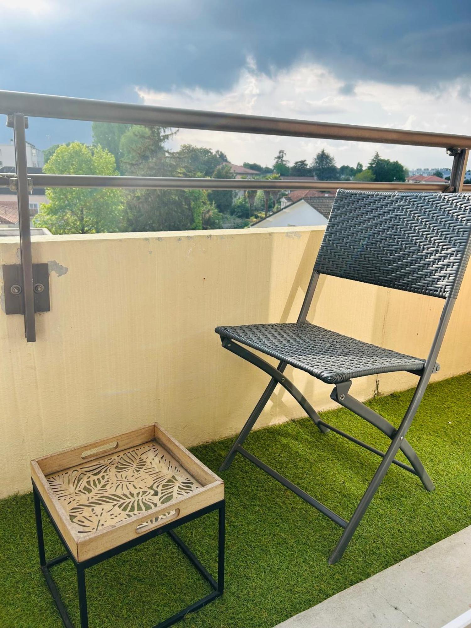 Agreable Studio Chantilly Avec Balcon Et Parking Securise Pau Exterior photo